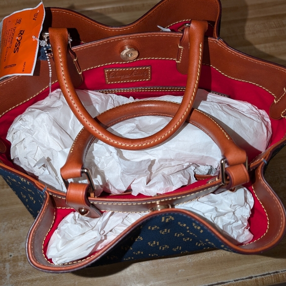 Purse,pants & face merchandise - Picture 5 of 16